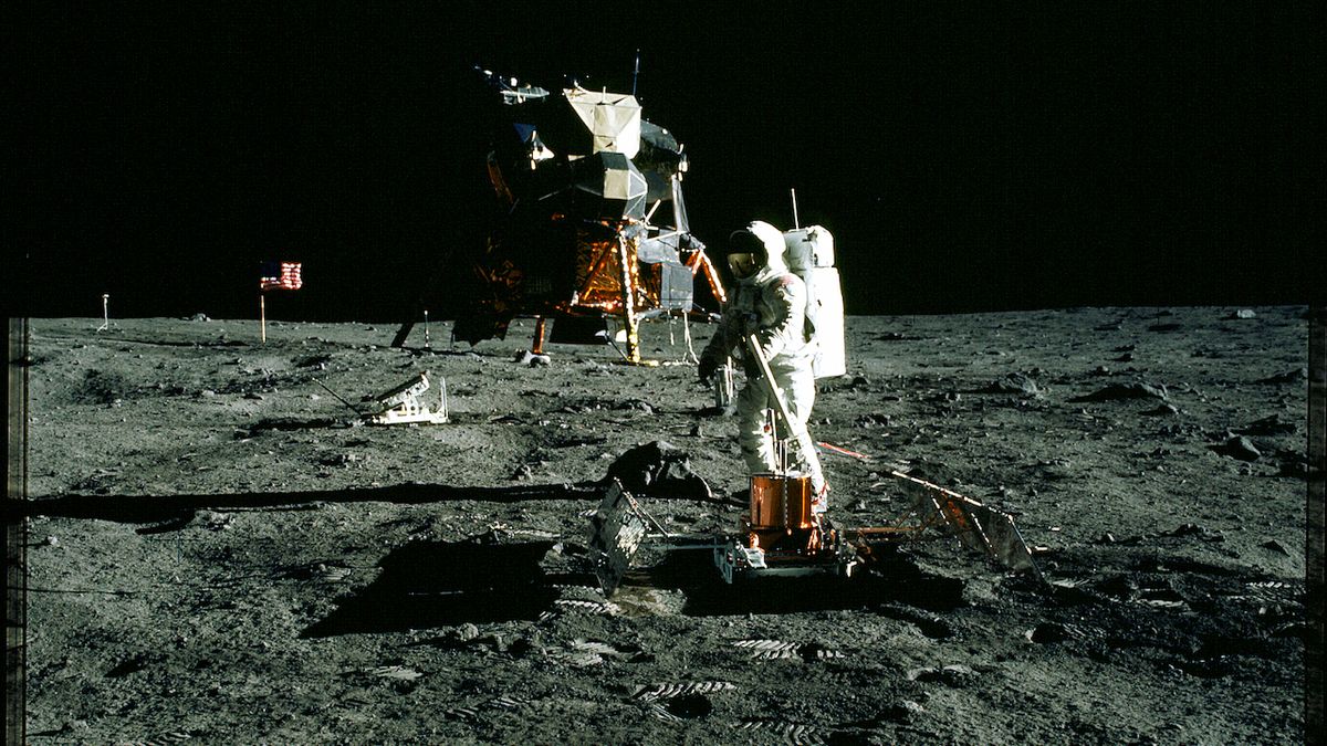 Edwin Aldrin připravující seismograf na povrchu Měsíce