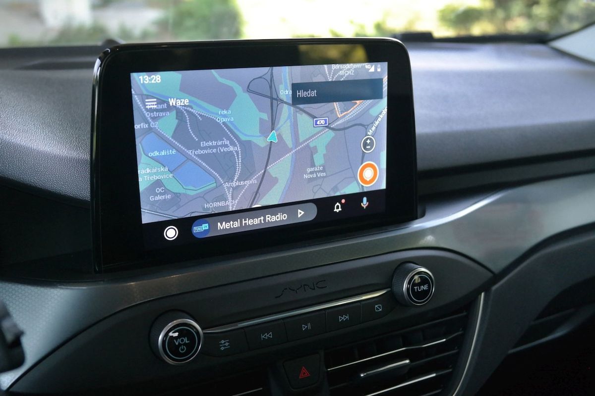 Možnost zobrazit Waze na velkém displeji patří k největším výhodám Androidu Auto.