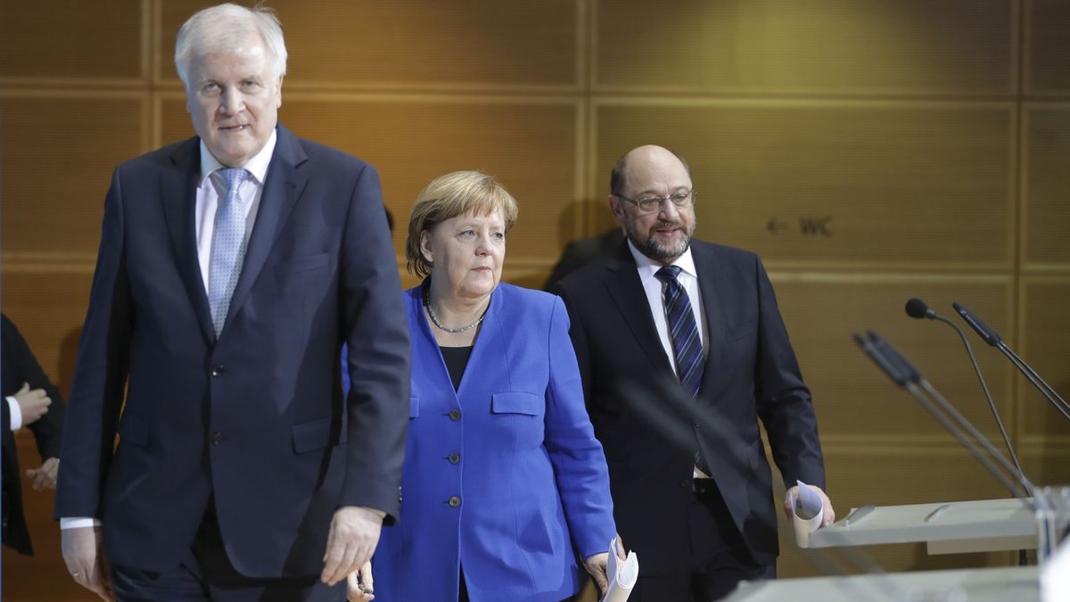 Šéf CSU Horst Seehofee, předsedkyně CDU Angela Merkelová a šéf SPD Martin Schulz obnovují velkou koalici.