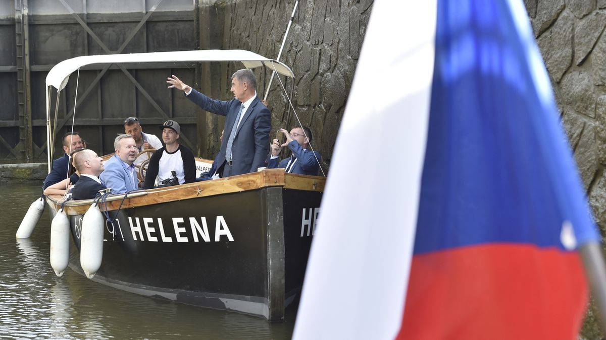 Předseda vlády Andrej Babiš (stojící), ministr dopravy Vladimír Kremlík (vpravo), ministr životního prostředí Richard Brabec (druhý zleva) a ředitel Ředitelství vodních cest ČR Lubomír Fojtů (vlevo) se projeli na lodi po Baťově kanále.