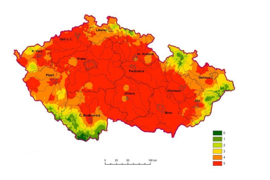 Mapa míry ohrožení půdním suchem v profilu 0 až 100 cm pod travním porostem ke 27. srpnu 2018. Červená barva značí oblasti s vlhkostí pod 10 procent využitelné vodní kapacity (VVK), oranžová ukazuje oblasti s vlhkostí 10 až 30 procent VVK.