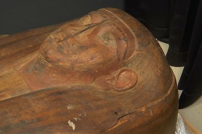 BEZ KOMENTÁŘE: Australští akademici se mylně domnívali, že egyptská rakev stará 2500 let je prázdná. Teď v ní náhodou našli mumii