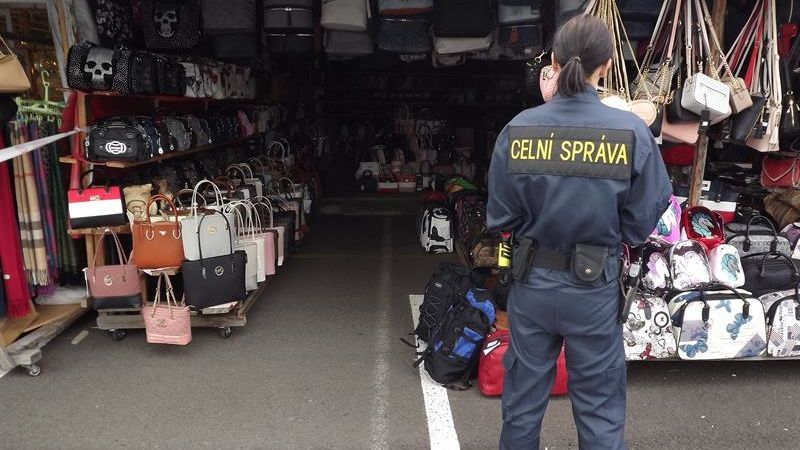 Celníci v proslulé tržnici na Chebsku zajistili padělky v hodnotě desítek milionů