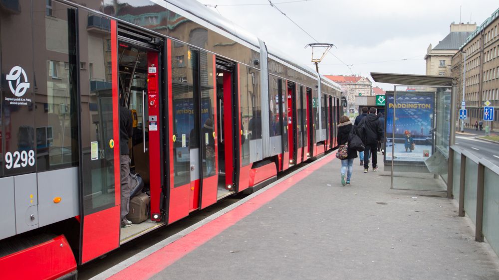 Tři útočníci zbili v tramvaji v Praze cestujícího. Policie hledá svědky