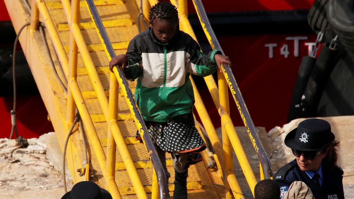 Z lodi ElHiblu vystupuje na Maltě zachráněné dítě 