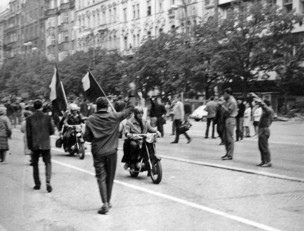 Motocyklisté projížděli po Václevském náměstí s československými vlajkami. 