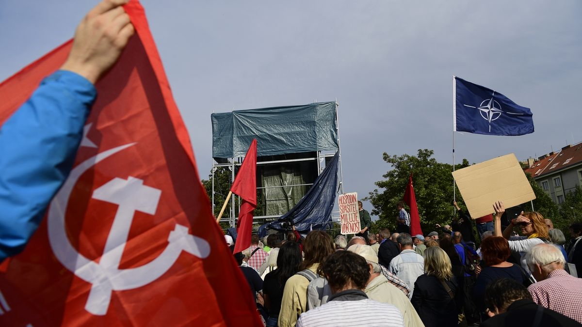 Protestní akce proti zakrytí sochy maršála Ivana Koněva