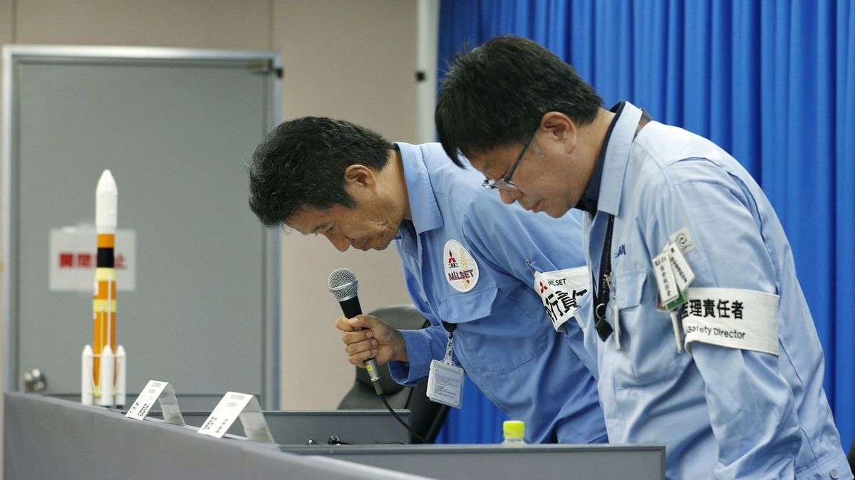 Japonští inženýři na tiskové konferenci při komentování nuceného odkladu letu