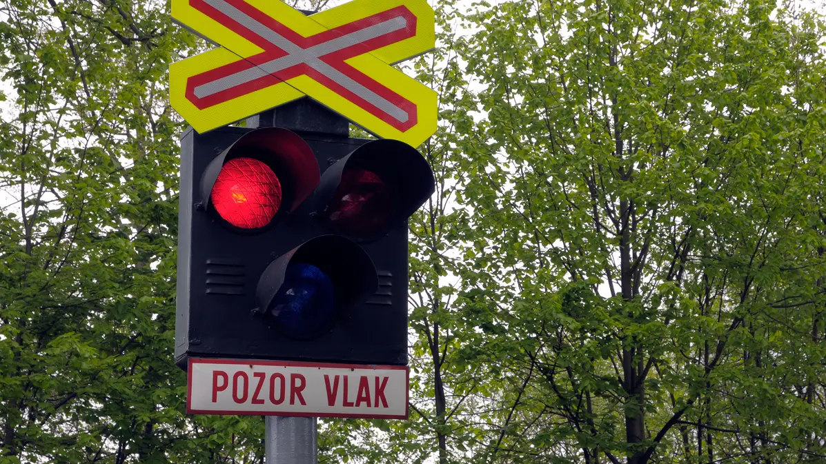Další srážka na přejezdu ve Frýdku-Místku, vlak tam smetl felicii - Novinky