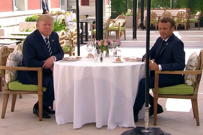 BEZ KOMENTÁŘE: Donald Trump a Emmanuel Macron se sešli před zahájením summitu G7 