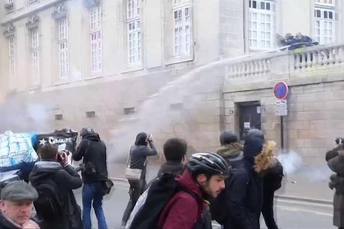 BEZ KOMENTÁŘE: Stávkující pracovníci veřejného sektoru se ve francouzském Nantes střetli s policií