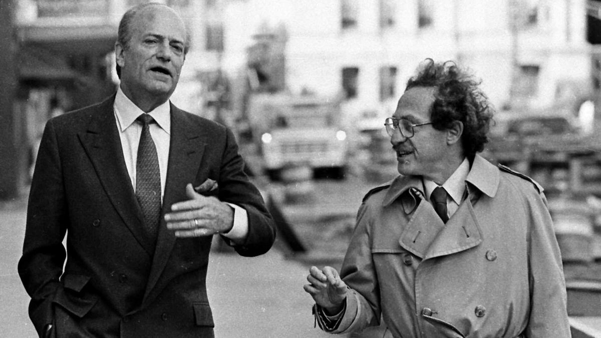 Claus von Bülow (vlevo) se svým obhájcem Alanem Dershowitzem na snímku z roku 1985 