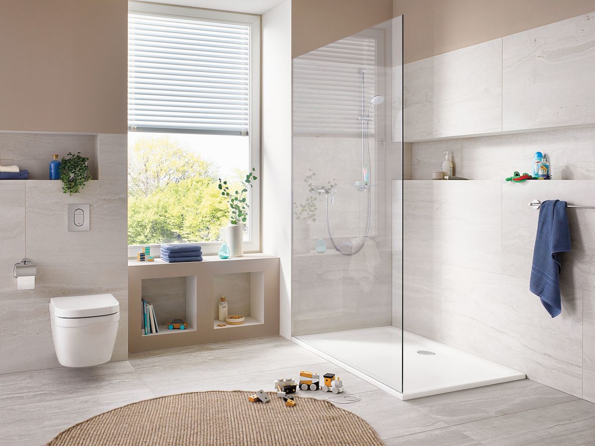 Jednoduchý a elegantní sprchový kout s pohodlnou vaničkou a skleněnou zástěnou. 