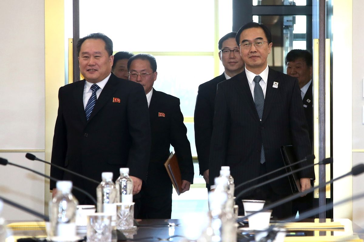 Ministr pro sjednocení Čo Mjong-kjon, který stojí v čele jihokorejské delegace (vpravo) a vedoucí severokorejské delegace Ri Son-kwon

