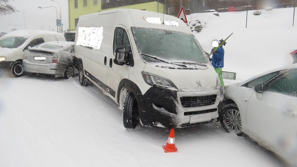 Jedna z dalších nehod v Peci pod Sněžkou.