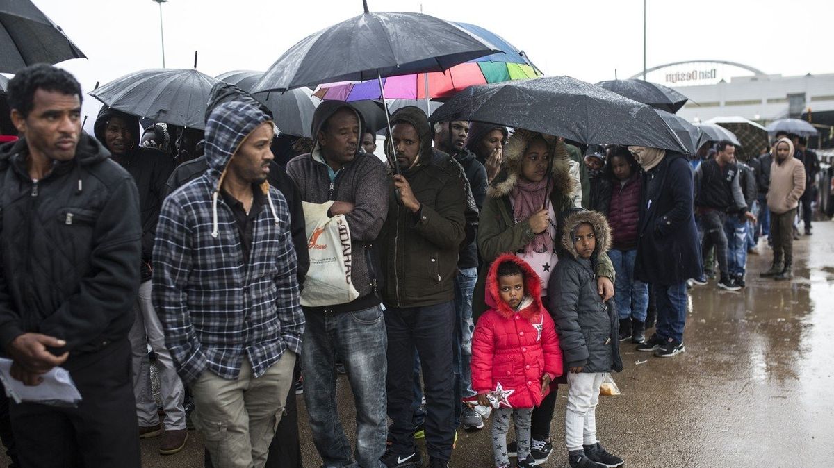 Žadatelé o azyl z Eritreje čekají před úřadem v Izraeli na kýžené razítko (archivní foto) 