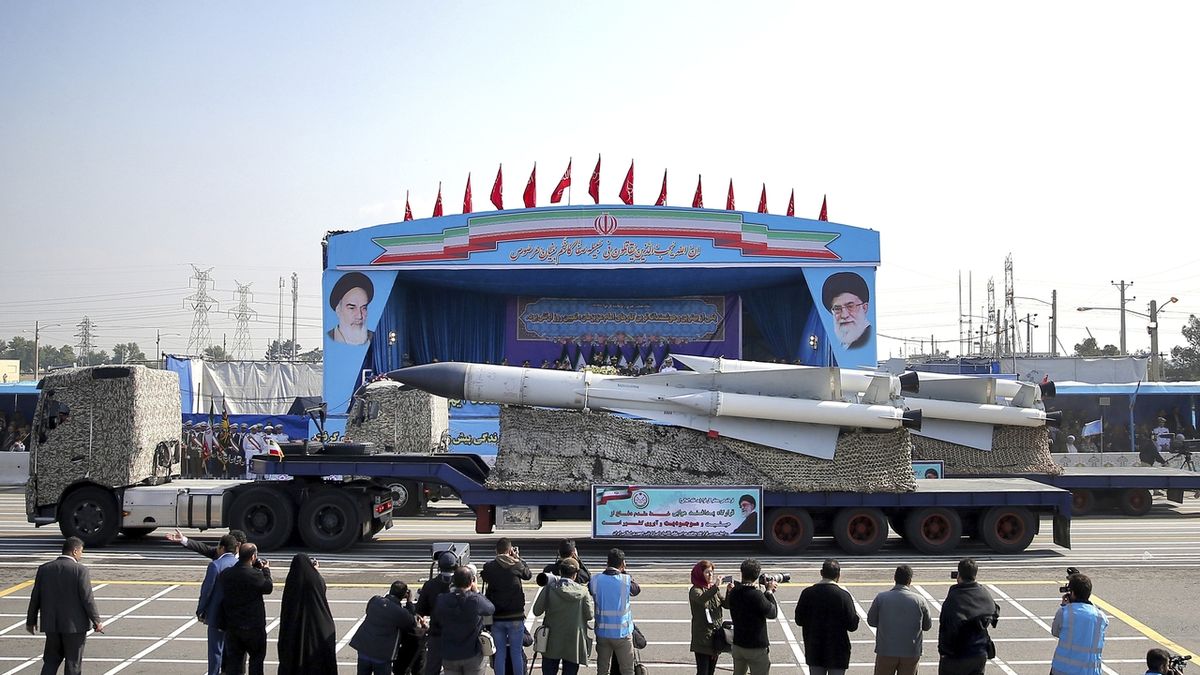 Na vojenské přehlídce v Teheránu nechyběly rakety 