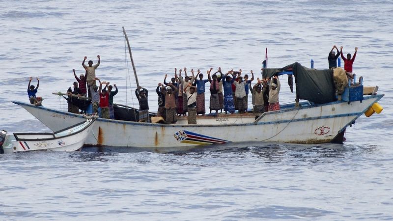 Piráti na unesené jemenské rybářské lodi. Ilustrační snímek