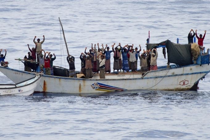Piráti na unesené jemenské rybářské lodi se vzdali, Jemenci byli osvobozeni 