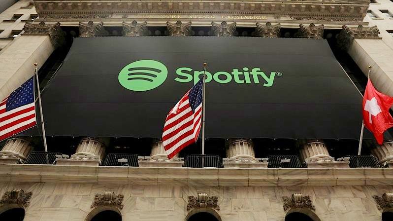 Burza v New Yorku první den obchodování švédské firmy Spotify nejprve omylem vyvěsila švýcarskou vlajku. 
