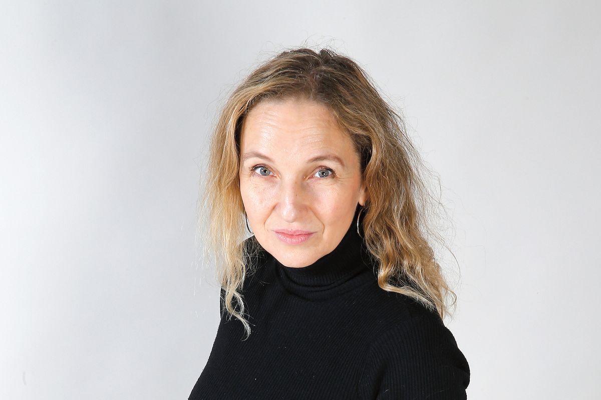 Olga Dabrowská je režisérka a scenáristka, jejíž rukopis najdeme například i za filmem Samotáři. Ráda zkoumá mezilidské vztahy a ve své tvorbě neváhá použít autobiografické prvky.
