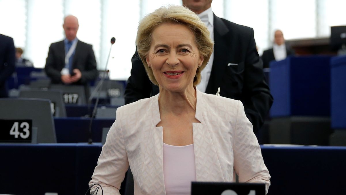 Předsedkyně nové Evropské unie Ursula von der Leyen přichází do Evropského parlamentu.