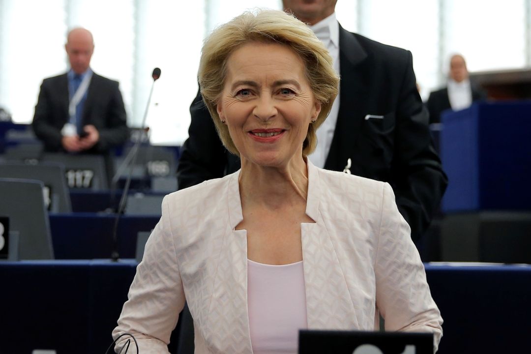 Ursula von der Leyen přichází do Evropského parlamentu.