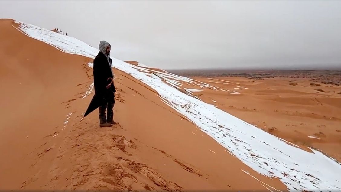 Zasněžené duny u města Ain Sefra