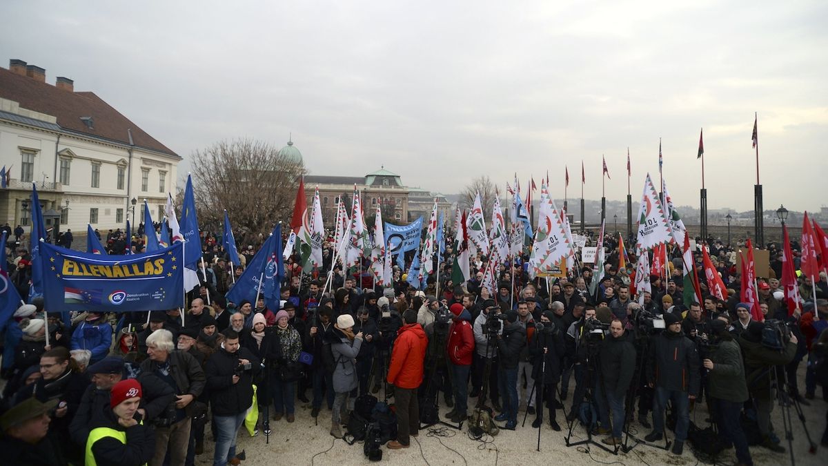 Protest před maďarským úřadem vlády.