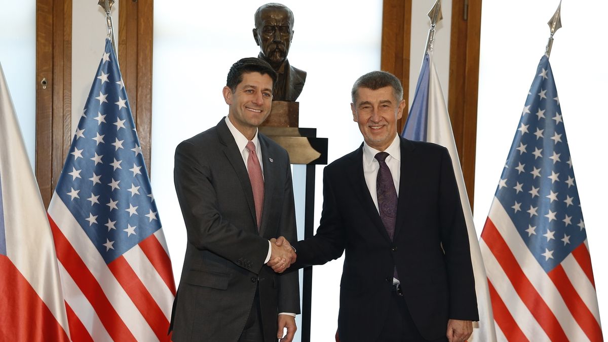 Předseda Sněmovny reprezentantů USA Paul Ryan (vlevo) s premiérem v demisi Andrejem Babišem.