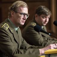 Uniformu příslušníka SNB oblékl v novém českém seriálu Jana Hřebejka Rédl (2018).