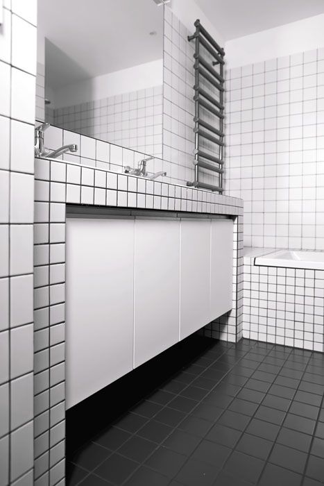 Dlažba i obkládačky v koupelně jsou české značky Rako. Skříňky jsou zhotoveny na míru.