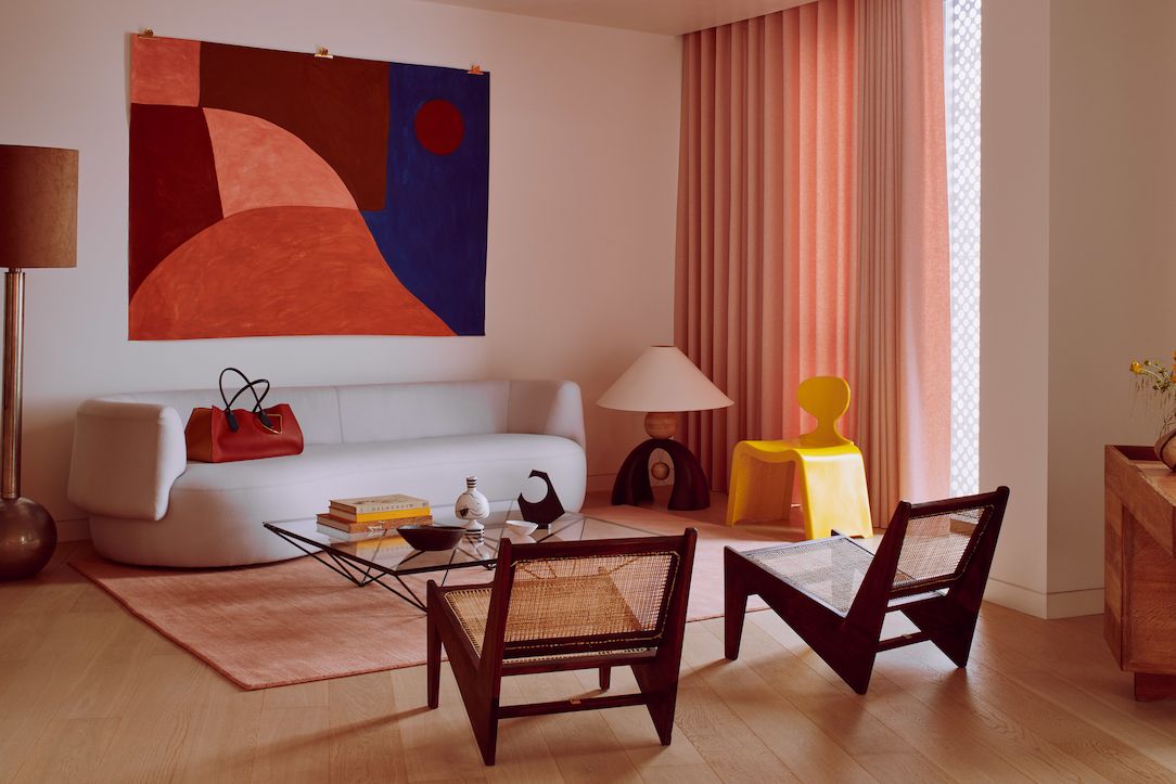 Interiér bytu je zařízen ve stylu pro moderní ženu s velkým kulturním rozhledem.