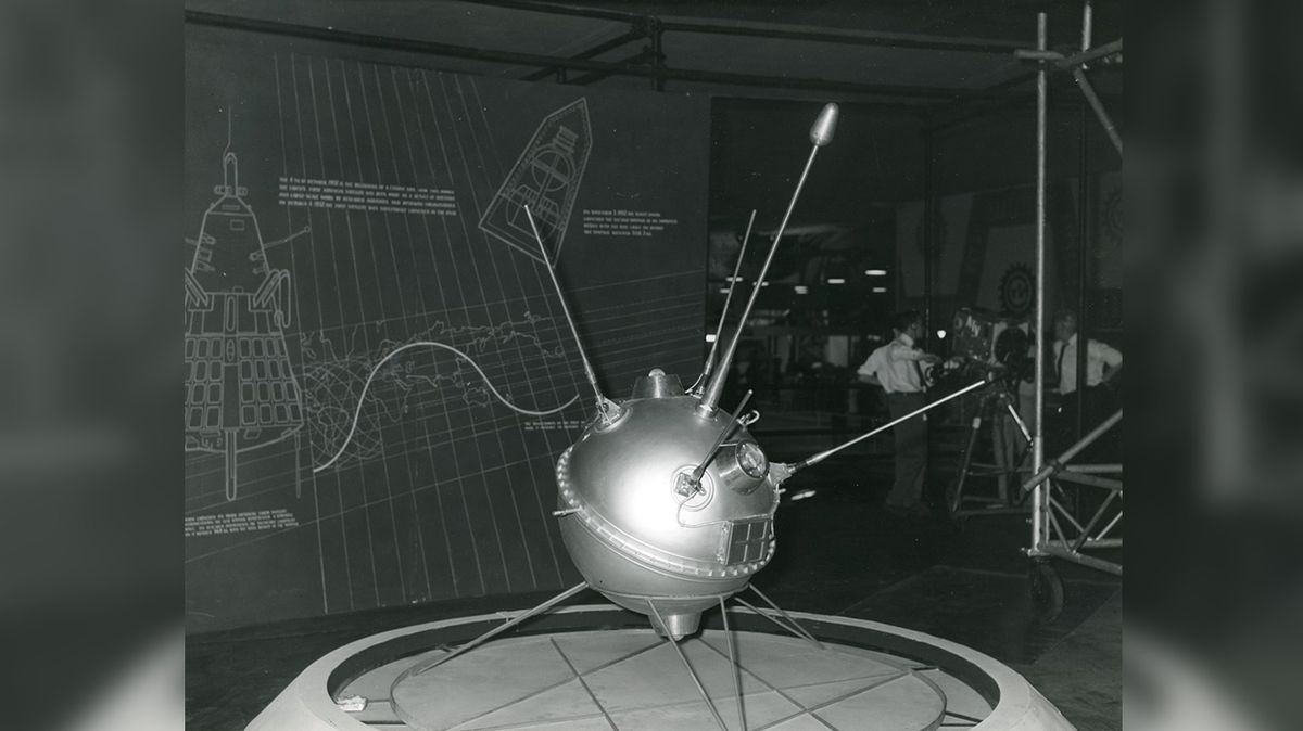 Replika sovětské sondy Luna 2, která dosáhla měsíčního povrchu.