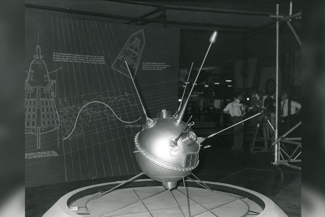 Replika sovětské sondy Luna 2, která dosáhla měsíčního povrchu.