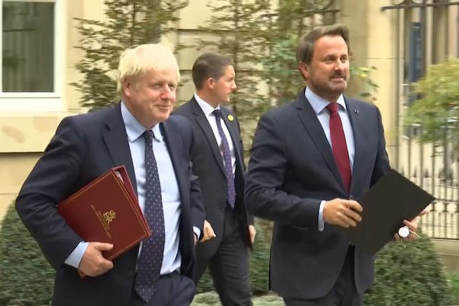 BEZ KOMENTÁŘE: Borise Johnsona v Lucemburku vypískali