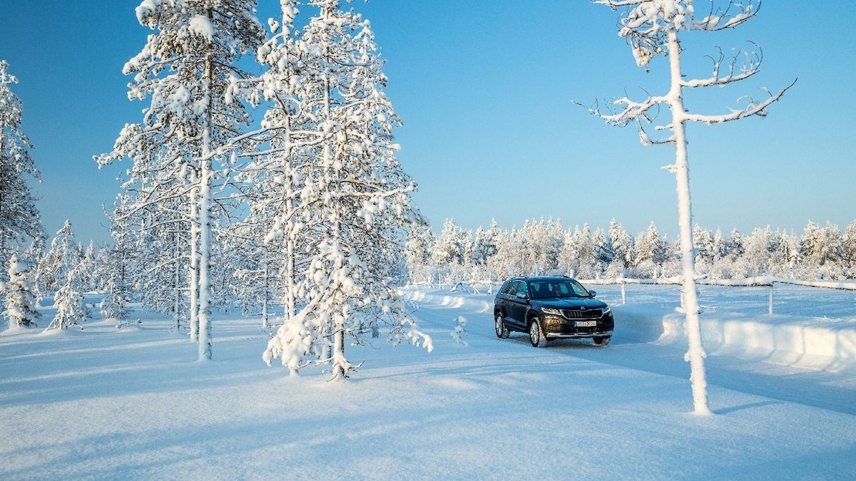 Zimní Laponsko dovede za slunných dnů vykouzlit až kýčovitě krásné scenérie. 