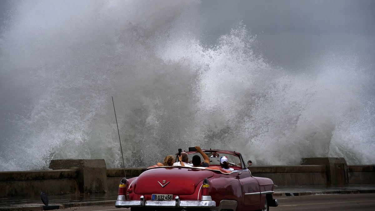 Vlny způsobené hurikánem Michael na Kubě