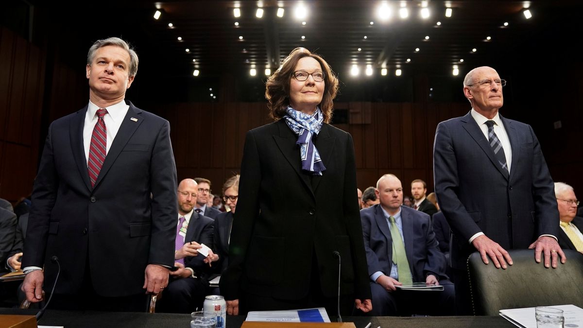 Šéfové tajných služeb před Senátem: zleva ředitel FBI Christopher Wray; ředitelka CIA Gina Haspelová a ředitel Národní zpravodajské služby Dan Coats. 