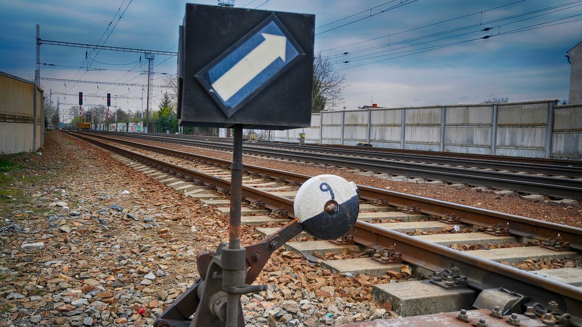 Posunovací vůz projel v Mělníku na červenou a srazil se s nákladním vlakem