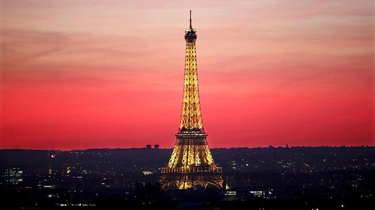 Eiffelova věž při západu slunce. Ilustrační foto