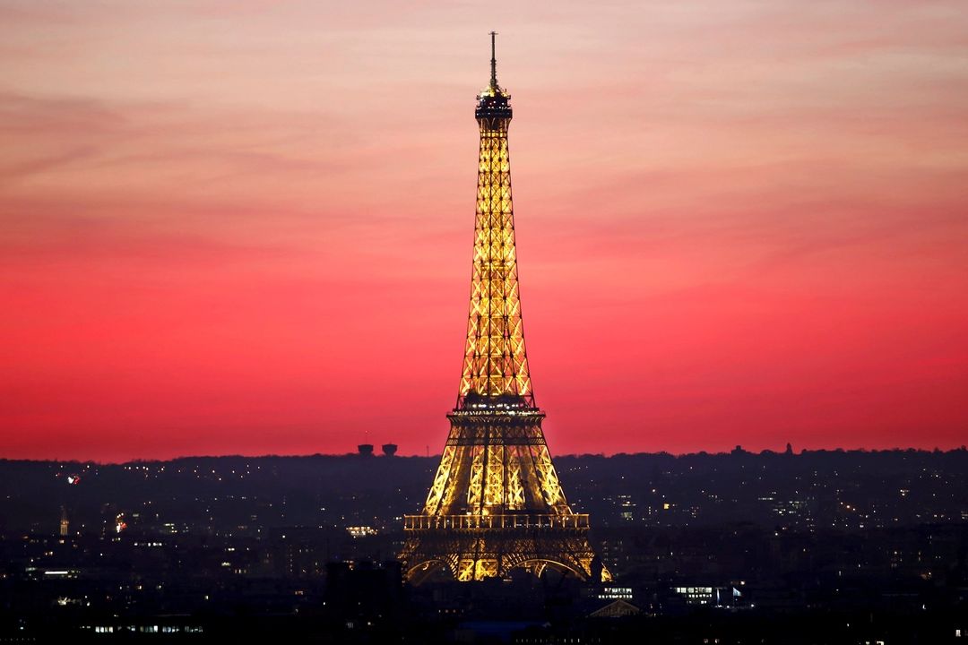 Eiffelova věž při západu slunce 