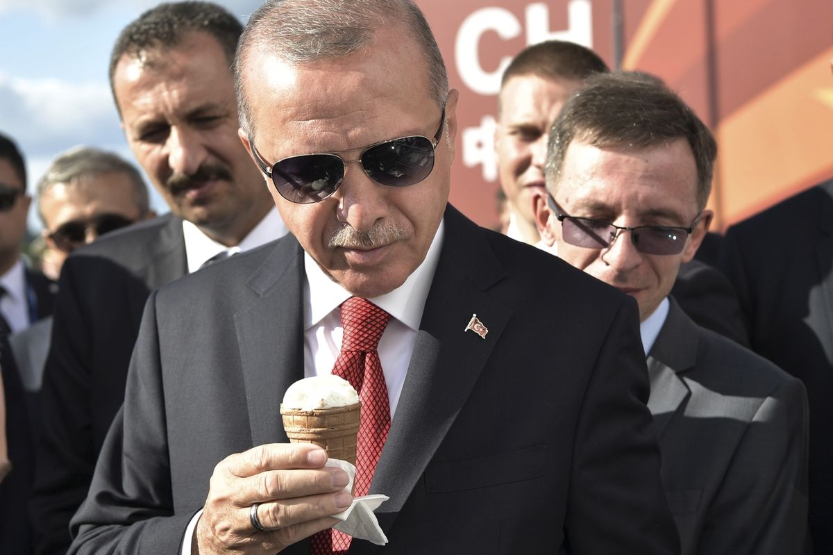Turecký prezident Recep Tayyip Erdogan se zmrzlinou