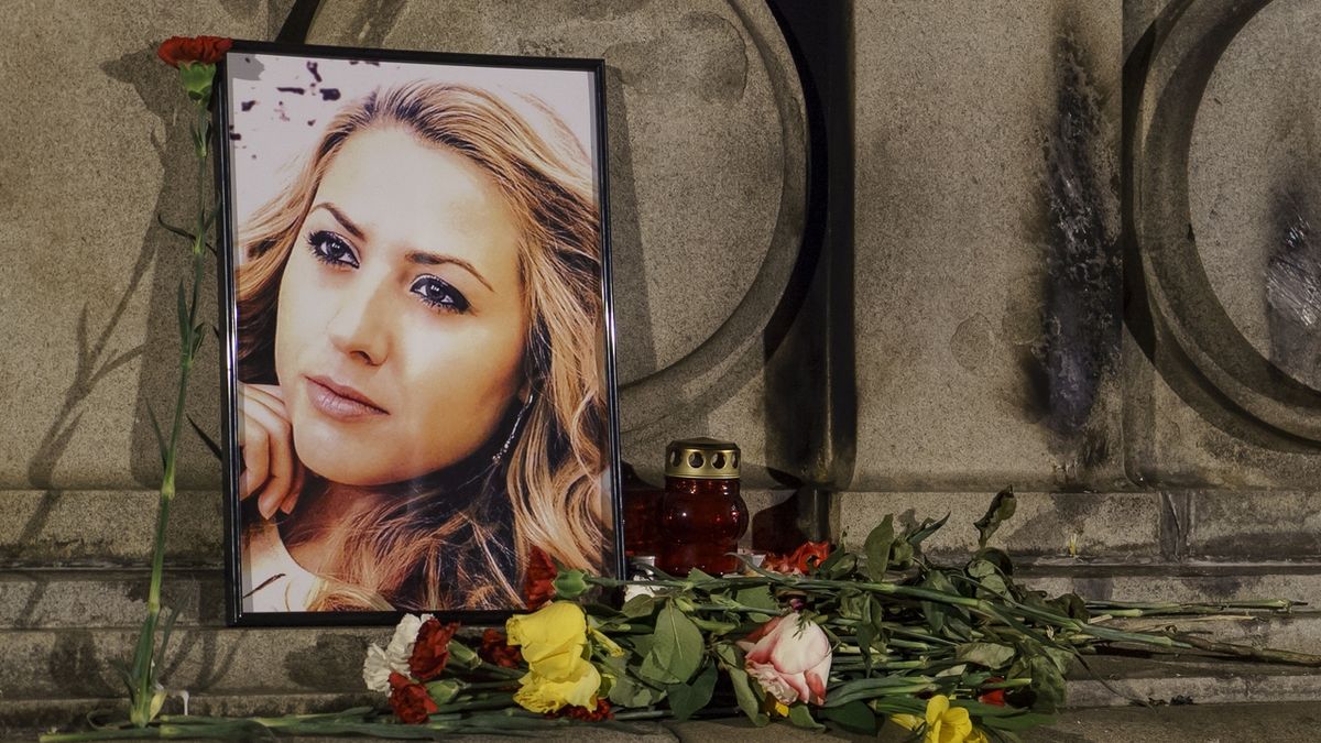 Obrázek zavražděné moderátorky Viktorije Marinovové u památníku osvobození v Ruse 
