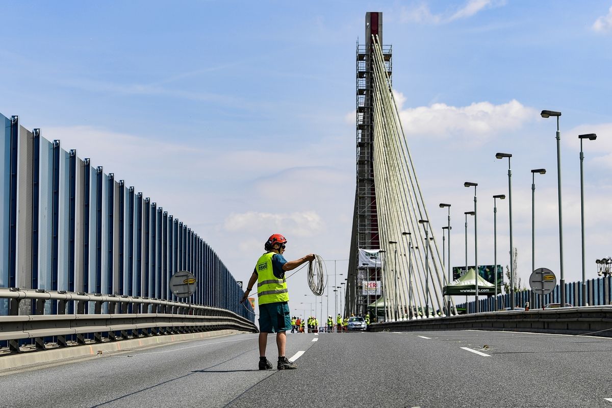 Kvůli statickým a dynamickým zatěžovacím zkouškám je do neděle 21. července do 14 hodin úplně uzavřen Lanový most na Jižní spojce v Praze.
