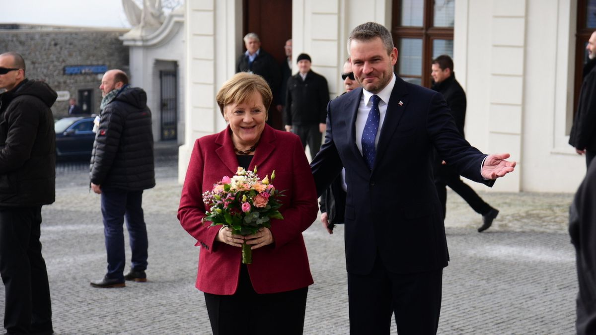 Angelu Merkelovou přivítal na Bratislavském hradě premiér Peter Pellegrini 