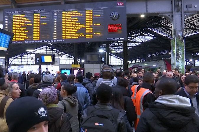 BEZ KOMENTÁŘE: Pařížanům komplikuje život stávka železničářů