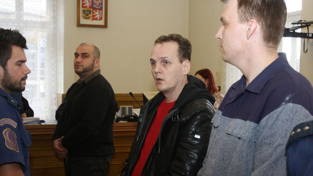 Zleva Simon Baier, Jozef Minár a Michal Cvan u brněnského soudu. 