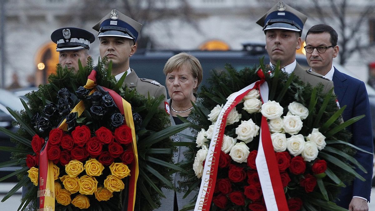 Německá kancléřka Angela Merkelová a polský premiér Mateusz Morawiecki u hrobu neznámého vojína ve Varšavě.
