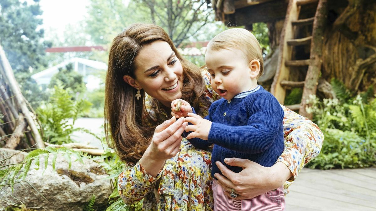 Vévodkyně Katě s nejmladším synem Louisem prozkoumávají zahradu.